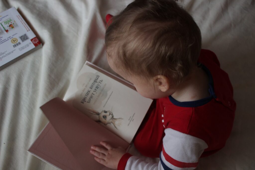 絵本を読む赤ちゃん